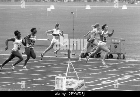 Olympic Games, Munich 1972, 100m women's finish. Renate Stecher (GDR/Gold) in front of Raelene Boyle (Austr./Silver/back), Silva Chivas (Cuba/Bronze/left), Iris Davis (USA/2.f.l./4th place) and Annegret Richter (FRG/Central/5th place). [automated translation] Stock Photo