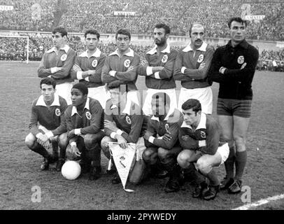 European Champion Clubs' Cup 1961/62. Final: Benfica Lisbon - Real Madrid 5:3/02.05.1962 in Amsterdam. 11-man team Benfica Lisbon before the match. Standing from left: Mario Joao, Angelo Martins, Fernando Cruz, Domiciano Cavem, Germano Figueiredo and Tw. Costa Pereira. In front from left: Jose Augusta, Eusebio, Jose Aguas, Mario Coluna and Antonio Simoes. For journalistic use only! Only for editorial use! In accordance with the regulations of the DFL Deutsche Fussball Liga, it is prohibited to use or have used photographs taken in the stadium and/or of the match in the form of sequence Stock Photo