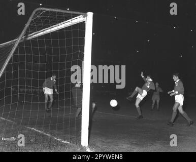 European Champion Clubs' Cup 1961/62. Final: Benfica Lisbon - Real Madrid 5:3/02.05.1962 in Amsterdam. Goal area scene. For journalistic use only! Only for editorial use! In accordance with the regulations of the DFL Deutsche Fussball Liga, it is prohibited to exploit or have exploited photographs taken in the stadium and/or of the match in the form of sequence pictures and/or video-like photo series. DFL regulations prohibit any use of photographs as image sequences and/or quasi-video. [automated translation] Stock Photo