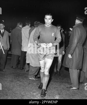 European Champion Clubs' Cup 1961/62. Final: Benfica Lisbon - Real Madrid 5:3/02.05.1962 in Amsterdam. Ferenc Puskas (Real Madrid) leaves the field disappointed. For journalistic use only! Only for editorial use! In accordance with the regulations of the DFL Deutsche Fussball Liga, it is prohibited to use or have used photographs taken in the stadium and/or of the match in the form of sequence pictures and/or video-like photo series. DFL regulations prohibit any use of photographs as image sequences and/or quasi-video. [automated translation] Stock Photo