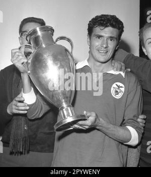 European Champion Clubs' Cup 1961/62. Final: Benfica Lisbon - Real Madrid 5:3/02.05.1962 in Amsterdam. Team captain Jose Aguas (Benfica) with the cup. For journalistic use only! Only for editorial use! According to the regulations of the DFL Deutsche Fussball Liga, it is prohibited to use or have used photographs taken in the stadium and/or of the match in the form of sequence pictures and/or video-like photo series. DFL regulations prohibit any use of photographs as image sequences and/or quasi-video. [automated translation] Stock Photo