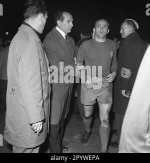 European Champion Clubs' Cup 1961/62. Final: Benfica Lisbon - Real Madrid 5:3/02.05.1962 in Amsterdam. Alfredo Di Stefano (Real Madrid) leaves the pitch disappointed Only for journalistic use! Only for editorial use! In accordance with the regulations of the DFL Deutsche Fussball Liga, it is prohibited to use or have used photographs taken in the stadium and/or of the match in the form of sequence pictures and/or video-like photo series. DFL regulations prohibit any use of photographs as image sequences and/or quasi-video. [automated translation] Stock Photo