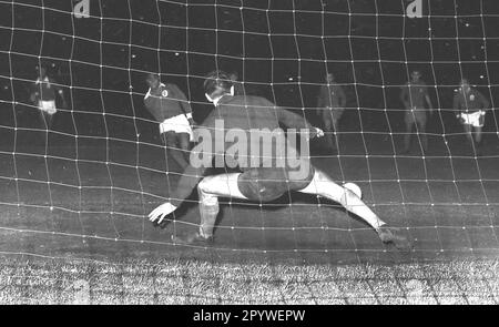 European Champion Clubs' Cup 1961/62. Final: Benfica Lisbon - Real Madrid 5:3/02.05.1962 in Amsterdam. Penalty kick goal for 4:3 for Benfica by Eusebio against Tw. Jose Araquistain (Real). For journalistic use only! Only for editorial use! According to the regulations of the DFL Deutsche Fussball Liga, it is prohibited to use or have used photographs taken in the stadium and/or from the match in the form of sequence pictures and/or video-like photo series. DFL regulations prohibit any use of photographs as image sequences and/or quasi-video. [automated translation] Stock Photo