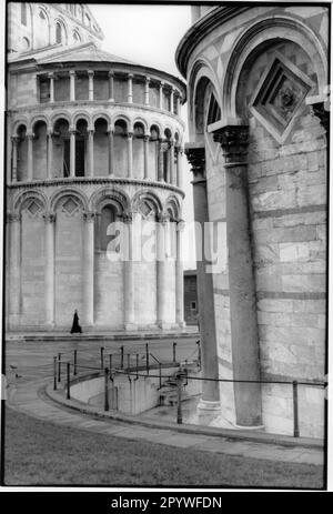 Pisa (Italy), Leaning tower (Campanile des Domes, height 55 m, begun in 1174 by Guglielmus and Bonanus, completed around 1350). Detail, black and white. Photo, 1992. Stock Photo