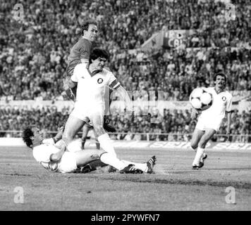 Final European Champions Cup Liverpool FC - AS Rome 5:3 after penalty shootout on 30.05.1984 in Rome Goal 1:0 by Phil Neal (Liverpool FC) against Agostino Di Bartolomei and Paulo Roberto Falcão (on the ground) [automated translation] Stock Photo