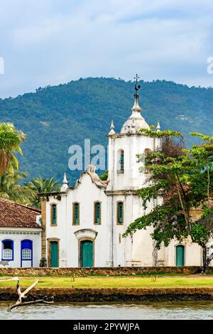 White church near the sea on the south coast of the state of Rio de Janeiro founded in the 17th century, Brasil Stock Photo