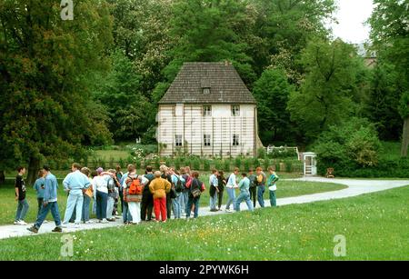 Thuringia / Places / 1994 Weimar, Goethe's garden house in the Ilmaue, a school class visited // German Classicism / Literature / Goethe // World Heritage UNESCO [automated translation] Stock Photo