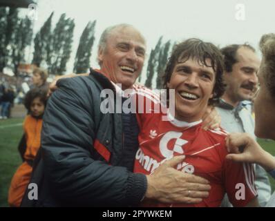 Eintracht Braunschweig - FC Bayern München 0:1/08.06.1985. Coach Udo Lattek and Lothar Matthäus (FCB) celebrate winning the German championship. For journalistic use only! Only for editorial use! [automated translation] Stock Photo