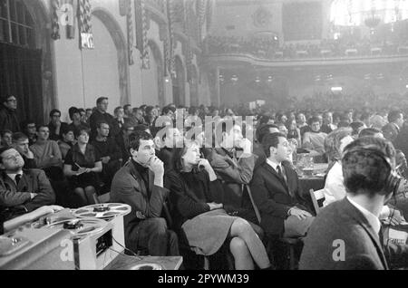 'During the 1966 state parliament election campaign, Günter Grass appears at a discussion event organized by the Liberaler Studentenbund Deutschlands (LSD) at the Löwenbräukeller in Munich. The event is entitled ''Are there reasons to vote NDP?''. View into the audience. [automated translation]' Stock Photo