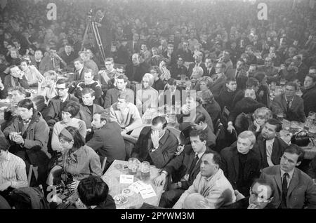 'During the 1966 state parliament election campaign, Günter Grass appears at a discussion event organized by the Liberaler Studentenbund Deutschlands (LSD) at the Löwenbräukeller in Munich. The event is entitled ''Are there reasons to vote NDP?''. View into the audience. [automated translation]' Stock Photo