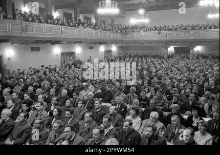 Campaign event of the CSU in the Bavarian state election campaign in Garmisch. View into the audience during a speech by Franz Josef Strauß. [automated translation] Stock Photo