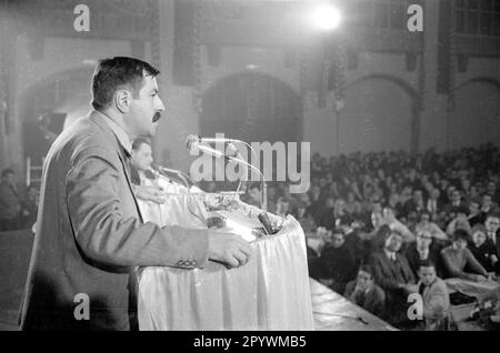 'During the 1966 state parliament election campaign, Günter Grass appears at a discussion event organized by the Liberaler Studentenbund Deutschlands (LSD) at the Löwenbräukeller in Munich. The event is entitled ''Are There Reasons to Vote NDP? [automated translation]' Stock Photo