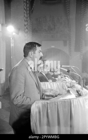 'During the 1966 state parliament election campaign, Günter Grass appears at a discussion event organized by the Liberaler Studentenbund Deutschlands (LSD) at the Löwenbräukeller in Munich. The event is entitled ''Are There Reasons to Vote NDP? [automated translation]' Stock Photo