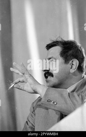 'During the 1966 state parliament election campaign, Günter Grass appears at a discussion event organized by the Liberaler Studentenbund Deutschlands (LSD) at the Löwenbräukeller in Munich. The event is entitled ''Are There Reasons to Vote NDP? [automated translation]' Stock Photo