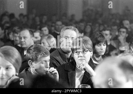 'During the 1966 state parliament election campaign, Günter Grass appears at a discussion event organized by the Liberaler Studentenbund Deutschlands (LSD) at the Löwenbräukeller in Munich. The event is entitled ''Are there reasons to vote NDP?''. View into the audience. [automated translation]' Stock Photo