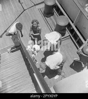 Men and women on deck of a ship on a voyage to Brazil (undated shot). Stock Photo