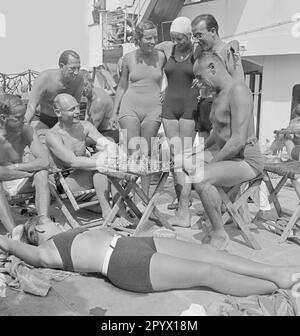 Men and women playing chess on the deck of a ship on a voyage to Brazil (undated shot). Stock Photo