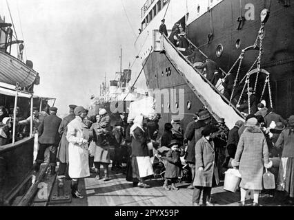 German emigrants on board the Monte Samiento of the shipping company Hamburg Süd in the port of Hamburg, on their way to South America. Undated photograph, probably 1930s. [automated translation] Stock Photo