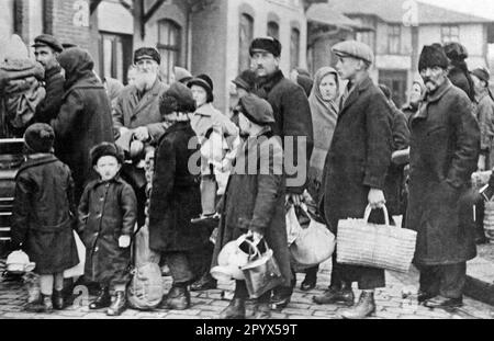 Emigration of German settlers from Russia: Volga Germans in Hamburg on their onward journey to South America. Undated photograph, probably 1930s. [automated translation] Stock Photo