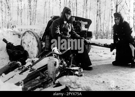 German soldiers with a 5cm Pak 38 at the front before Moscow. Photo: Dehl. [automated translation] Stock Photo