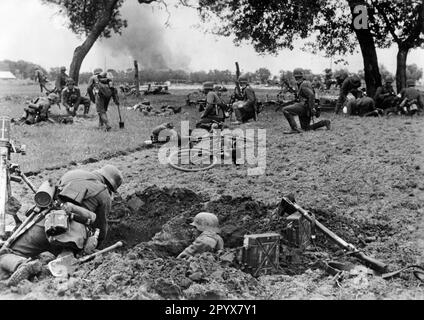 Soldiers of an advance unit dig in on the eastern front. Photo: Hähle [automated translation] Stock Photo