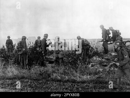 German soldiers capture Russian soldiers at Kämofen along the Stalin Line. Photo: Schmidt [automated translation] Stock Photo