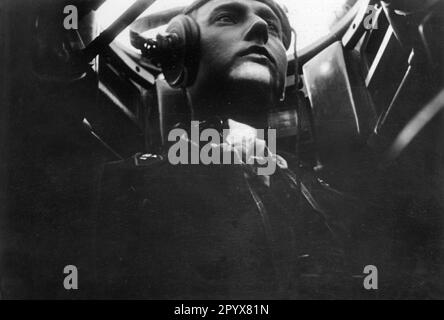 Tank commander in the commander's cupola of his battle tank during a mission near Kaluga in the central section of the Eastern Front. [automated translation] Stock Photo