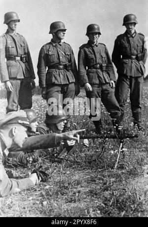 Aspiring officers are trained on MG 34 light machine guns at a course near Ljuban behind the Eastern Front. Photo: Rutkowski. [automated translation] Stock Photo