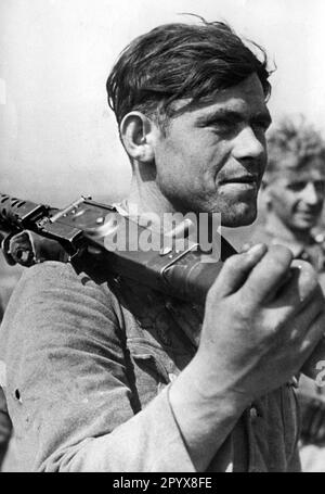 Machine gunner with an MG 34 machine gun after the end of the fighting in Yugoslavia. Photo: Wundshammer [automated translation] Stock Photo