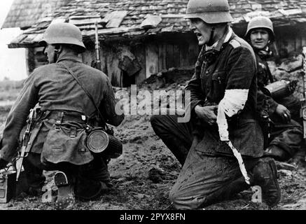 A wounded lieutenant gives orders during the battle for a village on the Eastern Front. Photo: von Estorff [automated translation] Stock Photo