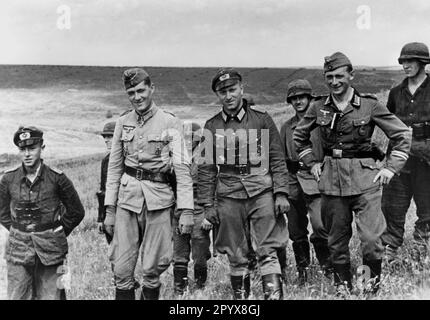 First Lieutenant and Chief of the 6th Company, Rifle Regiment 11, Hanns-Henning Eichert (in light uniform) with officers and soldiers after receiving the Knight's Cross while fighting in the central section of the Eastern Front (Soviets Stalin). Photo: Schnorr [automated translation] Stock Photo