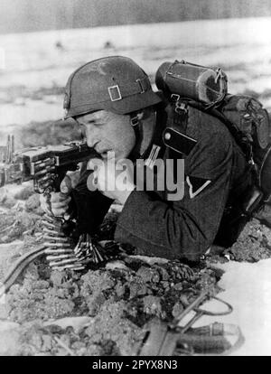 German soldier with a MG 34 during training. On his back he carries the assault baggage. Photo: Kasper [automated translation] Stock Photo