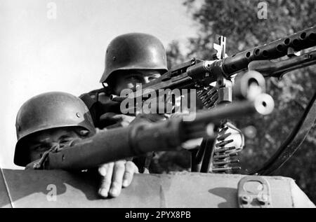 German soldiers during an exercise with an MG 34 machine gun on an armored vehicle. Photo: Schwahn. [automated translation] Stock Photo