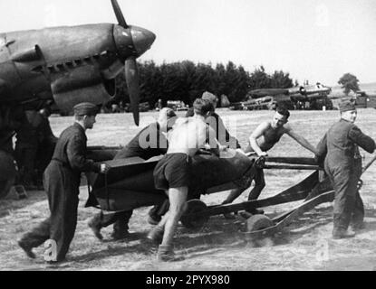 'On a field airfield on the Western Front, a Junkers Ju 87 ''Stuka'' is loaded with a bomb. In the background a Dornier Do 17. [automated translation]' Stock Photo