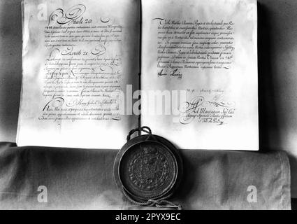 Sealed the end of the Seven Years' War: Document of the Treaty of Hubertusburg with the signature of the Austrian Empress Maria Theresa. Exhibition in the Secret State Archives in Berlin, 1938. [automated translation] Stock Photo