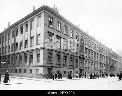 View of the teaching building of the Kaiser-Wilhelms-Akademie für das militärärztliche Bildungswesen (Kaiser Wilhelm Academy for Military Medical Education) around 1908. Founded in 1795 as the Pépinière, the institution for the education and training of military physicians in the Kingdom of Prussia had been located at Friedrichstrasse 139/141 in Berlin-Mitte since 1824. [automated translation] Stock Photo
