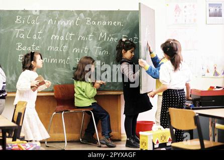 Recording date: 25.11.1998 Foreign students in Berlin at Nürtingen Elementary School in Kreuzberg. There are 21 exclusively Turkish children in class 1B. Here: Class 1B students in class: learning to write on the blackboard in German class. [automated translation] Stock Photo