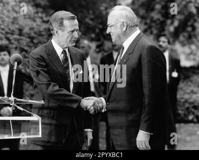 U.S. President George Herbert Walker Bush greets German Chancellor Helmut Kohl before a joint news conference in Bonn, May 31. Bush was on his first trip to Germany as president. Earlier, there had been disagreements over the issue of missile deployment, but they were resolved. [automated translation] Stock Photo