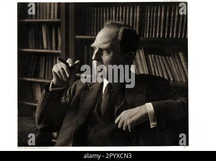 Otto Hahn (1879-1968), German chemist. From 1928, director of the Kaiser Wilhelm Institute (later Max Planck Institute) for Chemistry. In 1945, he received the 1944 Nobel Prize in Chemistry for his research on nuclear fission. Photograph by Lotte Meitner-Graf, London. Photo: Heliogravure, Corpus Imaginum, Hanfstaengl Collection. Undated photograph, probably from the 1950s. [automated translation] Stock Photo