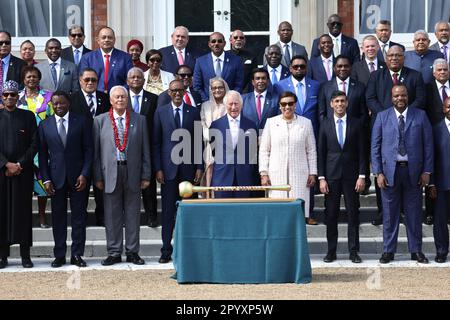 (left to right) President of Kiribati, Taneti Maamau, President of Nigeria, Muhammadu Buhari, Prime Minister of Saint Kitts and Nevis, Terrance Drew, President of Togo, Faure Essozimna Gnassingbe Eyadema, Prime Minister of Tuvalu, Kausea Natano, Prime Minister of the Kingdom of Tonga, President of Samoa, Afioga Tuimalealiifano Vaaletoa Sualauvi II, President of Seychelles, Wavel Ramkalawan, High Commissioner of Tanzania to the United Kingdom, Asha-Rose Migiro, Prime Minister of Namibia, Saara Kuugongelwa, President of Rwanda, Paul Kagame, President of Malawi, Lazarus Chakwera, Prime Minister o Stock Photo