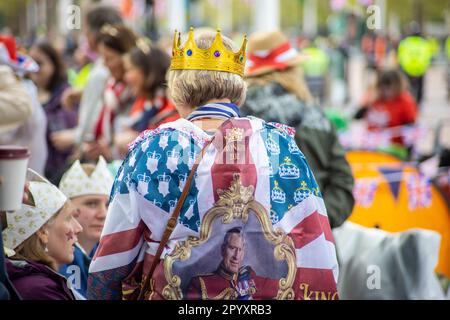 London, UK. 05th May, 2023. With King Charles III's Coronation Day just a day away, the iconic 'The Mall' street, leading to Buckingham Palace, is closed off by police forces as thousands of royal fans from around the globe gather in anticipation of the historic moment. Credit: Sinai Noor/Alamy Live News Stock Photo