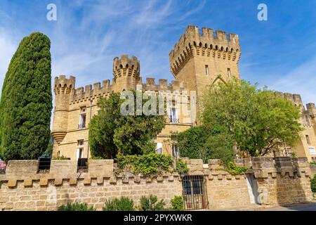 The Vignobles Mousset-Barrot vineyard where the classic Chateauneuf du Pape wine is produced. Provence, France Stock Photo
