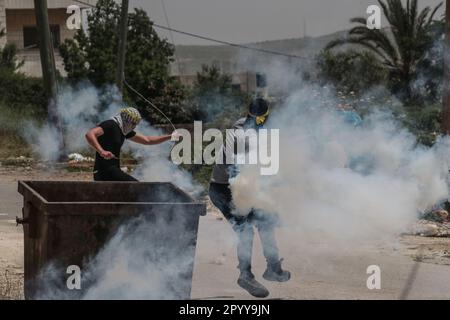 Nablus, Palestine. 05th May, 2023. Masked Palestinians from the Al-Aqsa ...