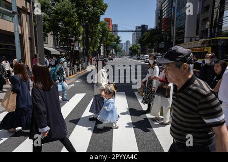 Tokyo, Japan. 2nd May, 2023. Pedestrians walk over a crossroad in Ginza, Tokyo. (Credit Image: © Stanislav Kogiku/SOPA Images via ZUMA Press Wire) EDITORIAL USAGE ONLY! Not for Commercial USAGE! Stock Photo