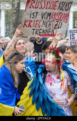 Wiesbaden, Germany. 05th May, 2023. Demonstrators show solidarity for Ukraine and against the performance of Anna Netrebko at the State Theater in Wiesbaden during the May Festival. Hundreds of people demonstrated in front of the Hessian State Theater against the performance of the Russian star soprano Anna Netrebko. Credit: Helmut Fricke/dpa/Alamy Live News Stock Photo