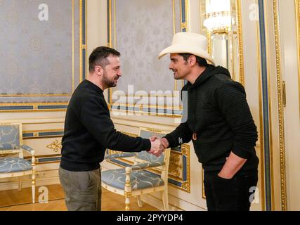 Kiev, Ukraine. 12 April, 2022. Ukrainian President Volodymyr Zelenskyy, left, welcomes American country music superstar Brad Paisley, right, during a American Congressional delegation visit to the Mariinsky Palace, April 12, 2023 in Kiev, Ukraine. Paisley is an ambassador for the Rebuilding Ukraine charity Ukraine24. Credit: Pool Photo/Ukrainian Presidential Press Office/Alamy Live News Stock Photo