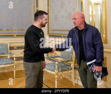 Kiev, Ukraine. 12 April, 2022. Ukrainian President Volodymyr Zelenskyy, left, welcomes former astronaut and Senator Mark Kelly during a American Congressional delegation visit to the Mariinsky Palace, April 12, 2023 in Kiev, Ukraine.  Credit: Pool Photo/Ukrainian Presidential Press Office/Alamy Live News Stock Photo