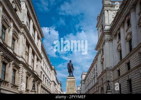 Robert Clive Statue London - Statue of Clive of India in King Charles Street, Whitehall, London. Unveiled in 1912, sculptor John Tweed. Stock Photo