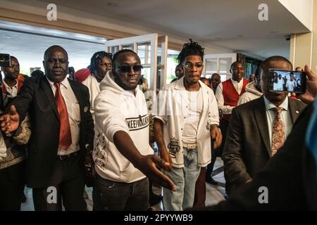 Nakuru, Kenya. 05th May, 2023. Nigerian Musician and songwriter, Joseph Akinwale, known professionally as Joeboy (R2), an Afro-pop and R&B music singer, arrives at his hotel in Nakuru ahead of his performance at The Rift Valley Sports Club. (Photo by James Wakibia/SOPA Images/Sipa USA) Credit: Sipa USA/Alamy Live News Stock Photo