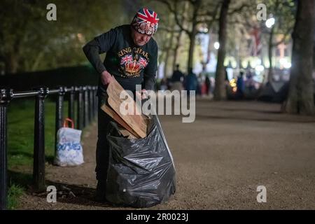 London, UK. 4th May 2023. Royal Superfan, John Loughrey, helps keep The Mall clean ahead of Saturday's Coronation. Credit: Guy Corbishley/Alamy Live News Stock Photo